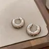 Aretes redondos con patrón de circonita con un toque de lujo ligero y alta gama, a la moda, sencillos y únicos, con un diseño distintivo, aretes de nicho