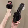 Sandalias de punta abierta con tacón cuadrado y grueso para mujer, nuevo estilo de verano con tacón de cristal, zapatillas de tacón medio elegantes y versátiles