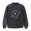 Camiseta de manga larga con estampado de letras de estrella de cinco puntas creativa y desgastada para hombre, corte holgado, marca de moda, top de cuello redondo para primavera y otoño