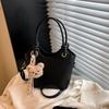 Bolsa Balde de Mão Super Popular e Tendência para Mulheres 2025 Nova Bolsa de Nicho Versátil para o Dia a Dia Bolsa Casual Simples de Ombro Único Transversal