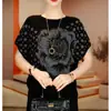 Moda Verão Nova Camiseta Mom Manga Curta Elegante com Strass, Redutora de Idade, para Mulheres, Corte Solto, Emagrecedora, Versátil