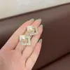 Brincos Quadrados Geométricos Vazados Exquisitos Coreanos com Diamantes Super Brilhantes Design de Nicho Luxo Acessível Estilo Quente Joia de Orelha Única