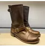 Botas de cuero versátiles de nicho para mujer con hebilla de cinturón, de altura media hasta la pantorrilla, punta redonda, tacón grueso, botas de motociclista, similares al modelo Fever