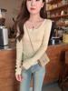 Suéter de Punto Gris Oscuro con Cuello en U Dulce para Mujer, Principios de Otoño 2026, Corte Delgado, Hermosa Camisa Básica de Manga Larga con Botones de Canalé