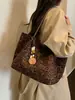 Bolso tote nuevo de estampado de leopardo 2026, gran capacidad, adecuado para ir al trabajo, bolso de hombro elegante y versátil, que irradia un ambiente sofisticado y retro