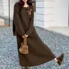 Conjunto de duas peças para mulheres em 2026: suéter de tricô na cor marrom Maillard e vestido longo, apresentando um estilo descontraído, artístico e vintage, adequado para primavera e outono.