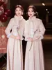 Nuevos Vestidos de Dama de Honor Engrosados Estilo Chino Colección Otoño e Invierno 2025, Vestidos Formales de Grupo de Hermanas Estilo Chino de Alta Gama Adelgazantes