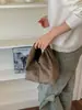 Bolsa única plissada em formato de nuvem para mulheres, nova coleção outono/inverno 2026, bolsa de camurça casual tipo balde, pequena sacola para o dia a dia