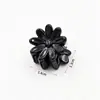 Al por mayor 1.0 Moldeados por Inyección Color Sólido Negro Flor Mini Pinzas para el Cabello, Mini Pinzas de Garra, Pinzas para el Cabello de Estrella de Colores, Pinzas de Garra para Flequillo