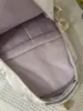 Mochila estilo universitário azul gelo claro com padrão escuro em formato de coração, com alças de ombro largas ajustáveis para alunos do ensino fundamental II e médio