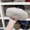 Boina de Lana Cálida Versátil para Otoño e Invierno para Mujer con Bordado de Letras de Nicho, Sombrero de Calabaza de Lana para Reducir la Edad y Adelgazar, Celebridad de Internet