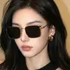 Gafas de Sol Cuadradas con Patas Roscadas Color Marrón Degradado Estilo Metal Old Money Europeo y Americano para Mujer Gafas de Sol Retro de Moda Sensación de Internet de Gama Alta