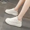 Zapatillas blancas populares de cuero genuino, ligeras, con suela gruesa, que aumentan la altura, para mujer, nuevo modelo de otoño 2026, versátiles, de moda, casuales, deportivas