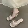 Sandálias de Salto Alto Elegantes Chu Yuji Cor Champagne Slip-On para Mulheres, Verão 2026, Adequadas para Usar com Saias nas Férias, Plataforma com Tira para Dedo do Pé
