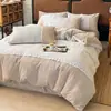 Conjunto de Cuatro Piezas de Terciopelo de Leche con Estampado Floral en Relieve, Nuevo Otoño/Invierno 2026, Terciopelo de Bebé de Alto Gramaje con Patrón de Burnout y Diseño de Patchwork