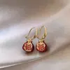 Pendientes de Gancho para Oreja de Granada Rojo Dorado para Mujer 2025 Nuevos Pendientes Populares Lujo Accesible Pendientes de Gama Alta Joyería para Orejas de Otoño e Invierno