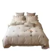 Conjunto de quatro peças em algodão e linho tingido estilo francês com capa de edredom bordada, lençol de cima e lençol com elástico para cama de 1,5m 1,8m Roupa de cama fresca e elegante