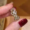 Impresionante anillo de diamantes vintage, diseño de nicho retro exquisito de lujo ligero con un toque de alta gama y artesanía intrincada