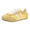 Zapatillas de entrenamiento alemanas retro de cuero suave con suela plana para mujer, nuevo modelo primavera 2026, plantilla suave, zapatillas estilo Forrest Gump con lazo, zapatillas deportivas