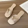 Sandálias elegantes com fivela metálica e design plissado para mulheres, novo estilo de férias de verão, cunhas confortáveis de cetim sem fecho