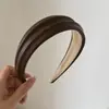Faixa de Cabeça de Couro da Moda 2025 Nova Simples Versátil Acessório de Cabelo de Coroa Alta Faixa de Cabeça Elegante de Alta Qualidade