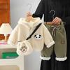 Ropa de bebé Otoño e Invierno Chaqueta gruesa de dibujos animados con forro polar Conjunto de dos piezas 80-90 meses Bebé masculino Ropa atractiva de otoño e invierno