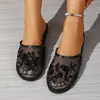 Comercio Electrónico Transfronterizo Verano 2026 Nuevas Pantuflas de Bordado para el Hogar Mocasines Medios Abiertos Pantuflas de Punta Cerrada Zapatos Planos Pantuflas Elegantes