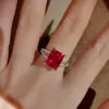 Anillo de diamante en forma de T azul real, elegante y moderno, versátil anillo de diamante de espinela azul de corindón rojo rectangular de diamante de alto carbono para mujer