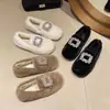 Sapatos femininos de algodão slip-on, novo estilo inverno 2026, adornados com strass, forrados com fleece, fáceis de calçar, com sola plana, versáteis, para uso externo