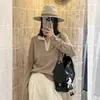 Estilo old money: Polo de punto para mujer de principios de otoño con un look sofisticado, diseñado para un atuendo de otoño chic y único