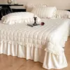 Estilo Crema Francesa 2026 Nuevo Felpa Encaje de Doble Capa Cuadros Felpa de Leche Acolchado Funda de Almohada Cubre Cama Juego de Tres Piezas Color Sólido
