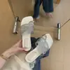 Chuyuji chinelos de sola macia para mulheres, adequados para uso externo no verão, de sola plana, estilo fada, para combinar com saias, antiderrapantes, sandálias prateadas de uma tira 2026