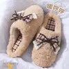 Nuevas Zapatillas de Algodón con Lazo para Mujer Dibujos Animados Se Pueden Usar Afuera Antideslizantes Con Felpa Adentro Invierno Hogar Interior Pareja Calientes