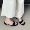 Cabeza cuadrada 2026 versión coreana simple minimalista nicho ropa exterior chanclas de una tira mujer estilo suave sandalias de tacón grueso verano