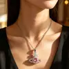 Collar colgante clásico con forma de Saturno, rodeado de piedras totalmente incrustadas, esquema de color dorado y plateado, cadena delicada, accesorio exquisito para citas diarias
