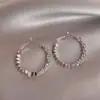 Novos Brincos Circulares Estilo Luxo 2026 com Fragmentos de Prata Incrustados com Diamantes, Brincos Elegantes e Modernos com um Toque Refinado e de Alto Padrão