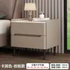 Mesita de noche de madera maciza, un diseño moderno elegante y minimalista para uso doméstico, adecuada para dormitorios pequeños, con un nuevo compartimento de almacenamiento cubierto de cuero y una tapa de losa de roca
