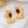 Un Par de Modernas Flores de Diamante Incrustadas con Gemas en Diseño de Media Flor para el Uso Diario Casual de Mujer