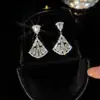 Pendientes Colgantes Exquisitos Súper Brillantes Elegantes con Circonita en Forma de Abanico Rectangular de Aguja Plateada Pendientes Elegantes de Nicho de Alta Gama para Mujer