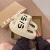 Chinelos peludos confortáveis, tipo slip-on, com sola macia, para mulheres, novo estilo 2026, com sensação acolchoada, que aumentam a altura e são antiderrapantes, adequados para uso interno e externo