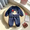 Conjunto de moletom para meninas, qualidade de exportação para primavera e outono, confortável, estiloso e casual, com calça de perna afunilada e blusa de gola redonda, um conjunto de duas peças para bebês meninas.