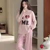 Pijama de manga larga y pierna larga en stock para mujer, nuevo estilo de otoño, diseño dulce de dibujos animados, cuello redondo, estilo pullover, se puede usar como ropa exterior, ropa de estar de algodón, juego de dos piezas
