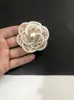 Corona de línea de tela de terciopelo de flor de fragancia pequeña de alta gama grande de 6.1 cm flor de terciopelo forma súper Camelia joyería broche de solapa más broche
