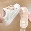 Sapatos brancos fofos para mulheres, novos sapatos casuais com sola grossa estilo dopamina para aumentar a altura, tênis versáteis e respiráveis da moda para estudantes