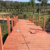 Suministro suficiente de tablones de madera de plástico para vallas, plataformas hidrófilas para caminos, vallas para pabellones acuáticos de parques, barandillas de madera y plástico a prueba de grietas.