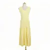 Vestido de Tricô Canelado Liso para Início do Verão com Decote Duplo em V, Botões Frontais, Caimento Justo, Barra Larga, Sem Mangas, Vestido Feminino Fresco e Simples