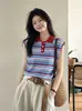 Camisa Polo de Malha Gelo Listrada em Cor Contrastante T-shirt para Mulheres, Design Chic Nicho de Verão, Top Curto Estiloso