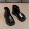 Novas Botas para Meninas Outono Inverno 2026 Infantil Dr. Botas Curtas Martens para Menina com Plus Veludo Estilo Britânico Sapatos Estilosos Versáteis