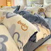 Juego de Ropa de Cama Gruesa de Vellón de Leche de Invierno 2026 Nuevo Estilo Sábana de Franela Coral Fleece con Funda de Edredón Adicional de Vellón Juego de Tres Piezas