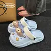 Zuecos de Felpa Duffy Oso Lindos de Verano 2025 para Hombres y Mujeres, Sandalias y Pantuflas de Punta Cerrada con Suela Gruesa de Doble Uso, Modernos